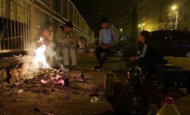 Bolu’da deprem nöbeti: Evlerine girmeye korkuyorlar