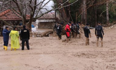 Adıyaman'da, sel sularına kapılan anne ve kızı aranıyor