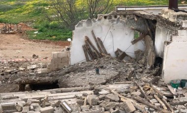 Depremde hasar almıştı: Çivi çaktığı depoda beton blok üzerine çöktü!