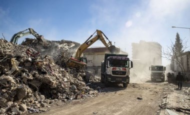 Depremde yıkılan binanın enkazında erkek cesedi bulundu (17 Mart 2023)