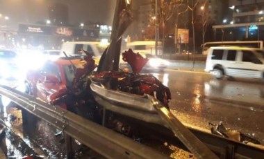 Ataşehir’de motosiklete çarpan otomobil bariyere girdi: 1 yaralı