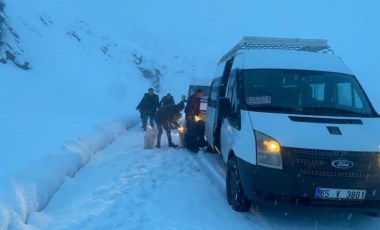 Bahçesaray-Hizan yolunda kar ve sis etkili oldu: Araçlar yolda kaldı