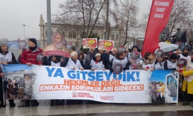 Hekimlerden depremde yaşamını yitirenler için sessiz yürüyüş: 'Ya gitseydik!'