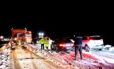 Kar ve tipi nedeniyle kapanan Bayburt-Erzurum kara yolu ulaşıma açıldı