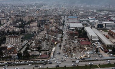 Depremlerin ardından Hatay'daki mezarlıkta hasar meydana geldi