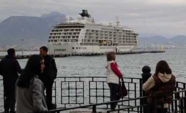 İzmir'e yılın ilk kruvaziyer gemisi geldi