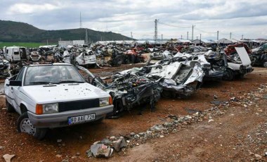 Gaziantep'te enkazdan çıkarılan hasarlı araçlar sahiplerini bekliyor