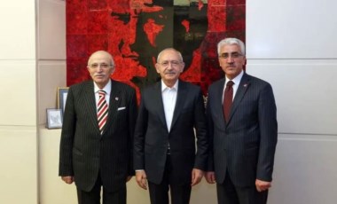 Eski AKP'li vekil ve oğlu CHP'de: Rozetlerini Kılıçdaroğlu taktı