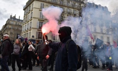 Fransa'da göstericiler Paris Havalimanı'nın girişini kapattı