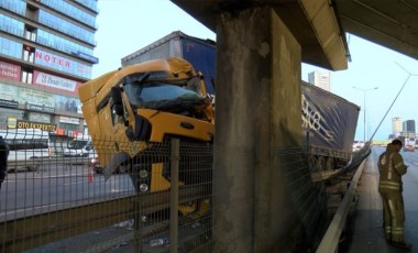 Pendik'te TIR üst geçide çarptı: 1 yaralı