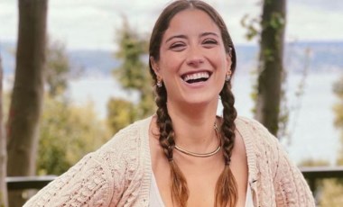 Hazal Kaya'dan 4 kişilik aile pozu: 'Kapkaranlık günlerde...'