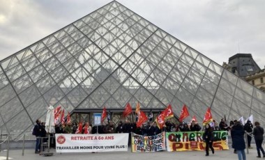 Fransa'da protestocular Louvre Müzesi'nin girişini kapattı