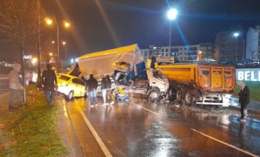 İstanbul'da feci kaza... Hafriyat kamyonuna çarpan kamyonet, taksiyi altına aldı