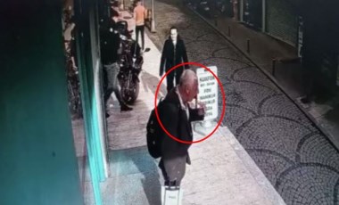 Şişli’de ilginç hırsızlık kamerada: Yaşlı hırsız mali defteri çalıp çikolata yedi