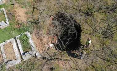 Bölgede ilk kez görüldü: Mezarlıkta 6 metre çapında ve derinliğinde obruk!