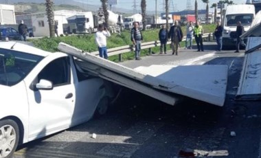 Trafik ışıklarında aracın üzerine 'duvar' düştü