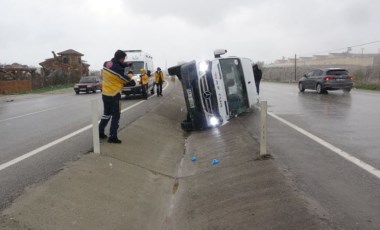 Uşak'ta işçi servisi devrildi: 9 yaralı