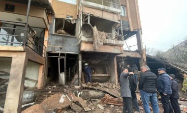 Ortalık savaş alanına döndü: 4 katlı apartmanda kalorifer kazanı patladı!