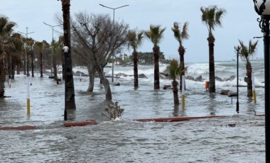 İskenderun'da fırtına: Deniz taştı, yangın çıktı