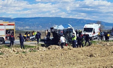 Alman turistleri taşıyan midibüs ile otomobil çarpıştı: 1 ölü, 24 yaralı