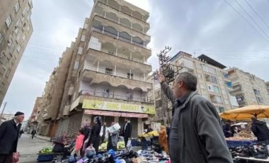 Depremden etkilenen Diyarbakır'da ağır hasarlı bina önünde semt pazarı kuruluyor