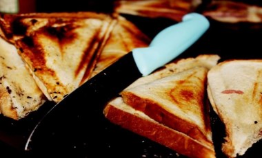 Yağ içinde kalmış ve kararmış tost makinesini temizleme tüyosu