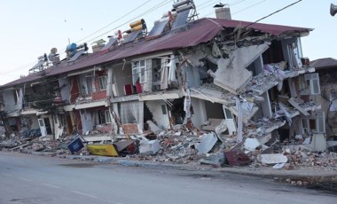 Göksun'da deprem nedeniyle derin yarıklar oluştu: Prof. Dr. Hasan Sözbilir'den açıklama