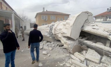 Depremde hasar gören caminin minaresi kontrollü şekilde yıkıldı