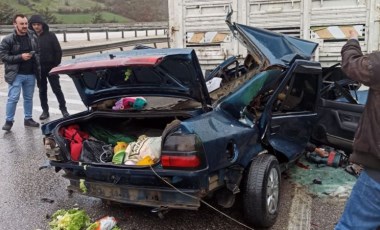 Balıkesir'de feci kaza... Otomobil kamyona arkadan çarptı: 2 kişi öldü, 6 kişi yaralandı