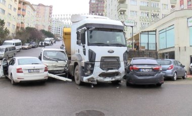 İstanbul'da kayan hafriyat kamyonu 13 araca çarptı