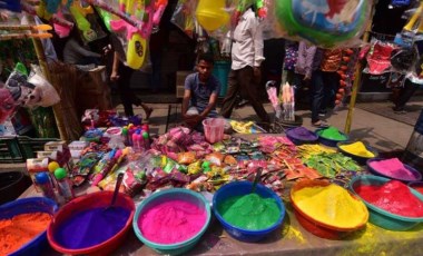 Hindistan pazarları Hindu renk festivali Holi'ye hazır