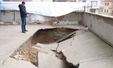 İstinat duvarı çöken binanın otoparkında göçük oluştu