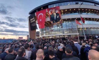 Saadet Partisi Genel Merkezi'ne Atatürk posteri asıldı