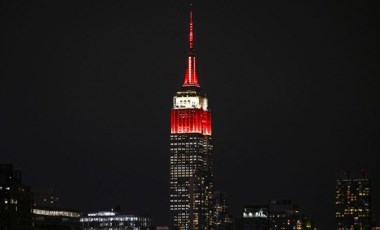 New York'ta Empire State binası depremzedeler için 'kırmızı beyaz' renklerle ışıklandırıldı