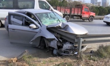 İstanbul'da feci kaza: Otomobil bariyere ok gibi saplandı!