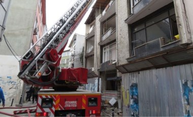 Kadıköy'de kentsel dönüşüm için boşaltılan binanın çatısında yangın