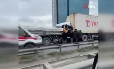 Son dakika... Haramidere TEM bağlantı yolunda 2 TIR çarpıştı: Ekipler sevk edildi!