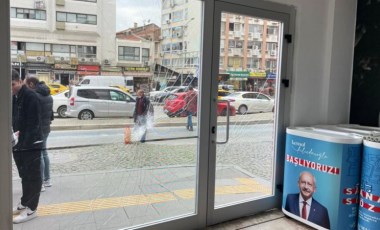 Son dakika... İzmir'de CHP seçim bürosuna taşlı saldırı!