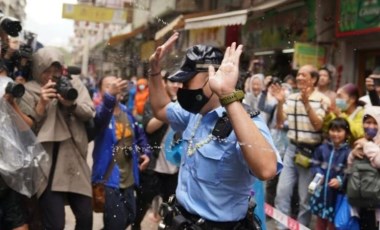 Hong Kong'da polise su sıkan 2 kişi gözaltına alındı