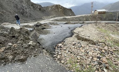 Hakkari'de sağanak yağış nedeniyle belde yolunda çökme!