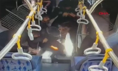 İstanbul'da metrobüste 'bıçaklı' kavga: 3 yaralı