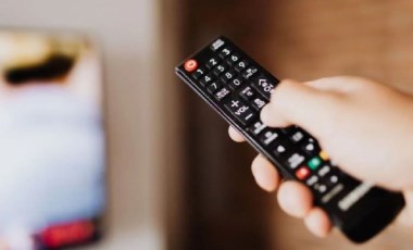 TV yayın akışı 15 Nisan Cumartesi! Hangi kanalda ne var, günün filmleri ve dizileri neler?