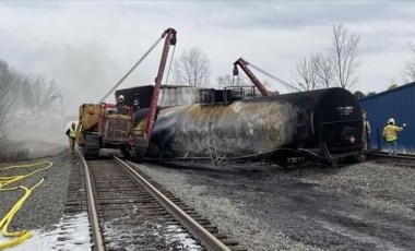 ABD'de tehlikeli madde taşıyan bir tren daha raydan çıktı