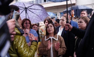 Selvi Kılıçdaroğlu yağmur altında ucuz et kuyruğunda bekleyenleri ziyaret etti