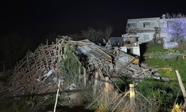 Akçakoca'da tek katlı ahşap ev çöktü, enkaz altında kalan yaşlı kadın kurtarıldı