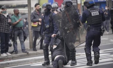 Protestocunun pantolonunu çıkaran polise soruşturma