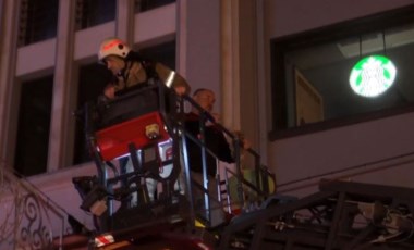 İstiklal Caddesi'nde 6 katlı otelde yangın paniği: Tadilat yapan işçileri itfaiye kurtardı