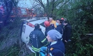 TEM'de feci kaza! Bayram tatili için yola çıkan devrildi: 13 yaralı