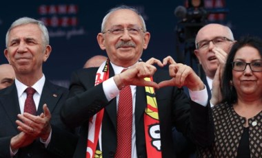 Mansur Yavaş’ın Kemal Kılıçdaroğlu’na bakıp kalp yapmaya çalıştığı anlar sosyal medyada gündem oldu