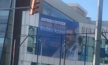 Aydın’da kamu binasına AKP afişi asıldı